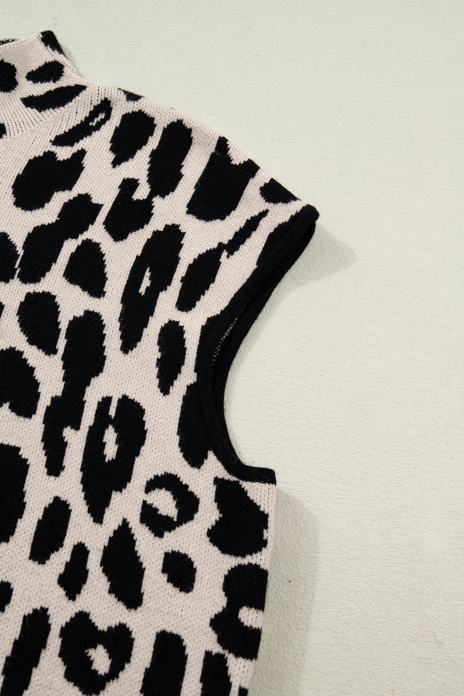 Pull à manches courtes et col montant imprimé léopard noir
