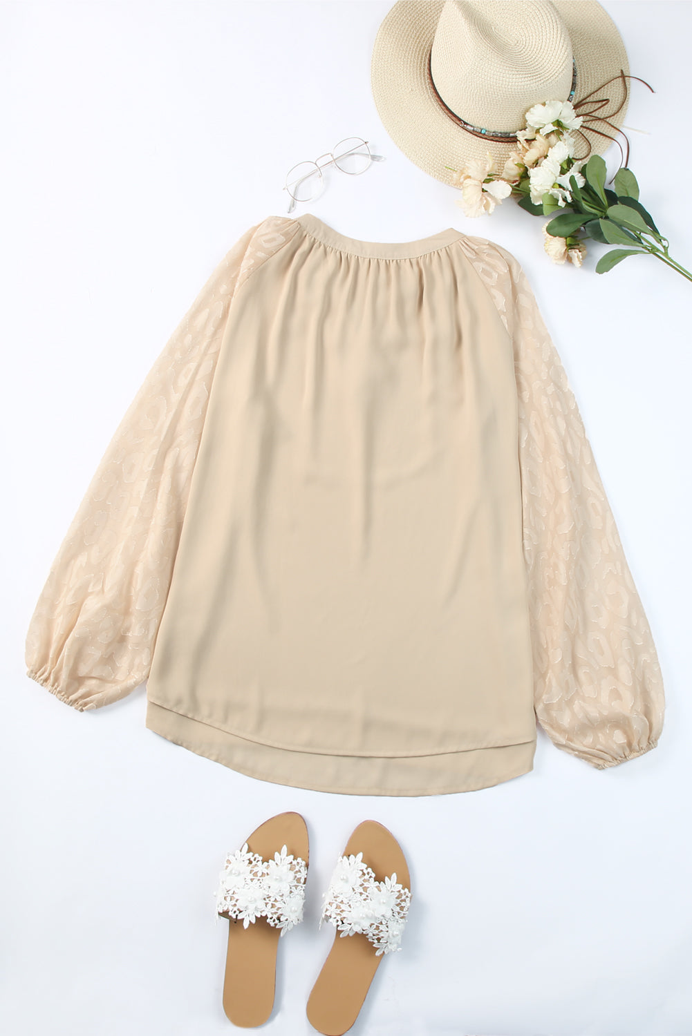 Blusa beige informal con mangas de leopardo, flecos y cuello en V