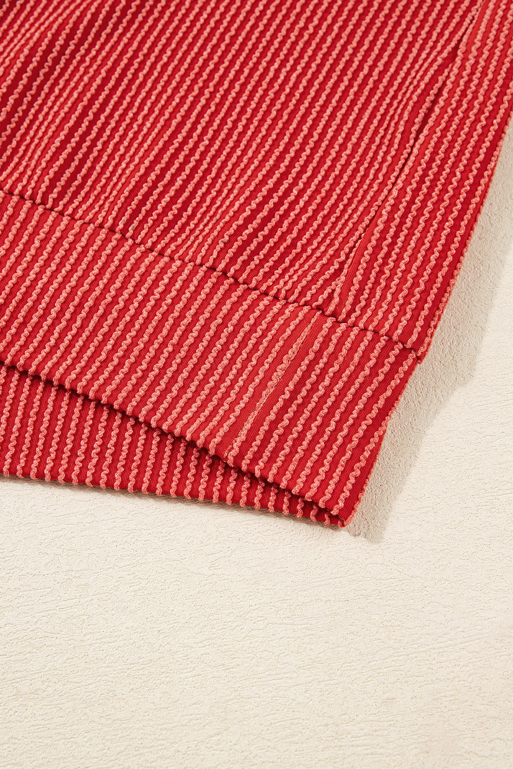 Haut à manches longues ample en maille côtelée rouge vif avec motif « Joyeuses lettres »