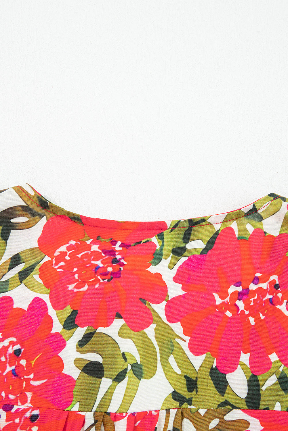 Blusa con cuello en V, mangas con volantes y estampado floral rojo