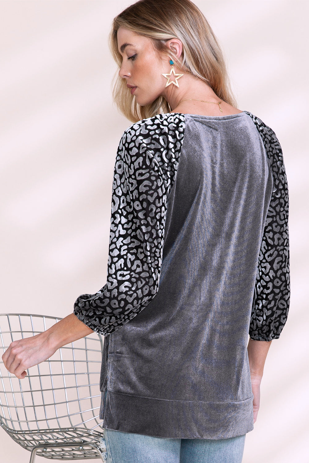 Blusa de terciopelo con mangas farol y estampado de leopardo gris