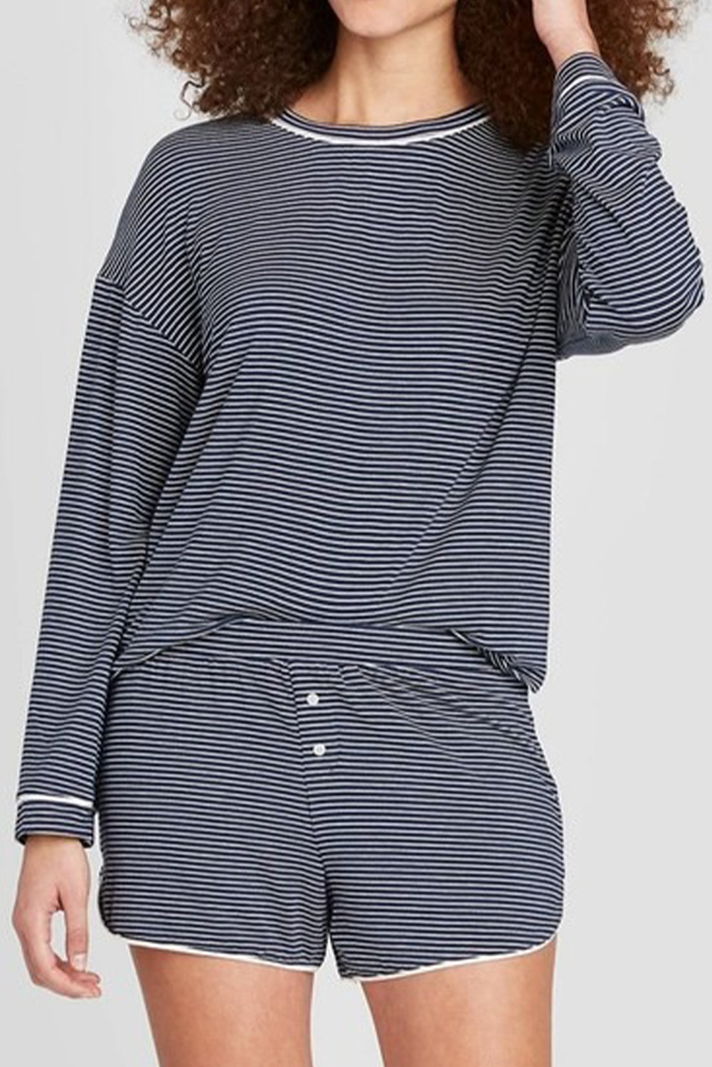 Conjunto de 2 piezas de camiseta de manga larga con cuello redondo, hombros caídos y pantalones cortos abotonados con rayas azules