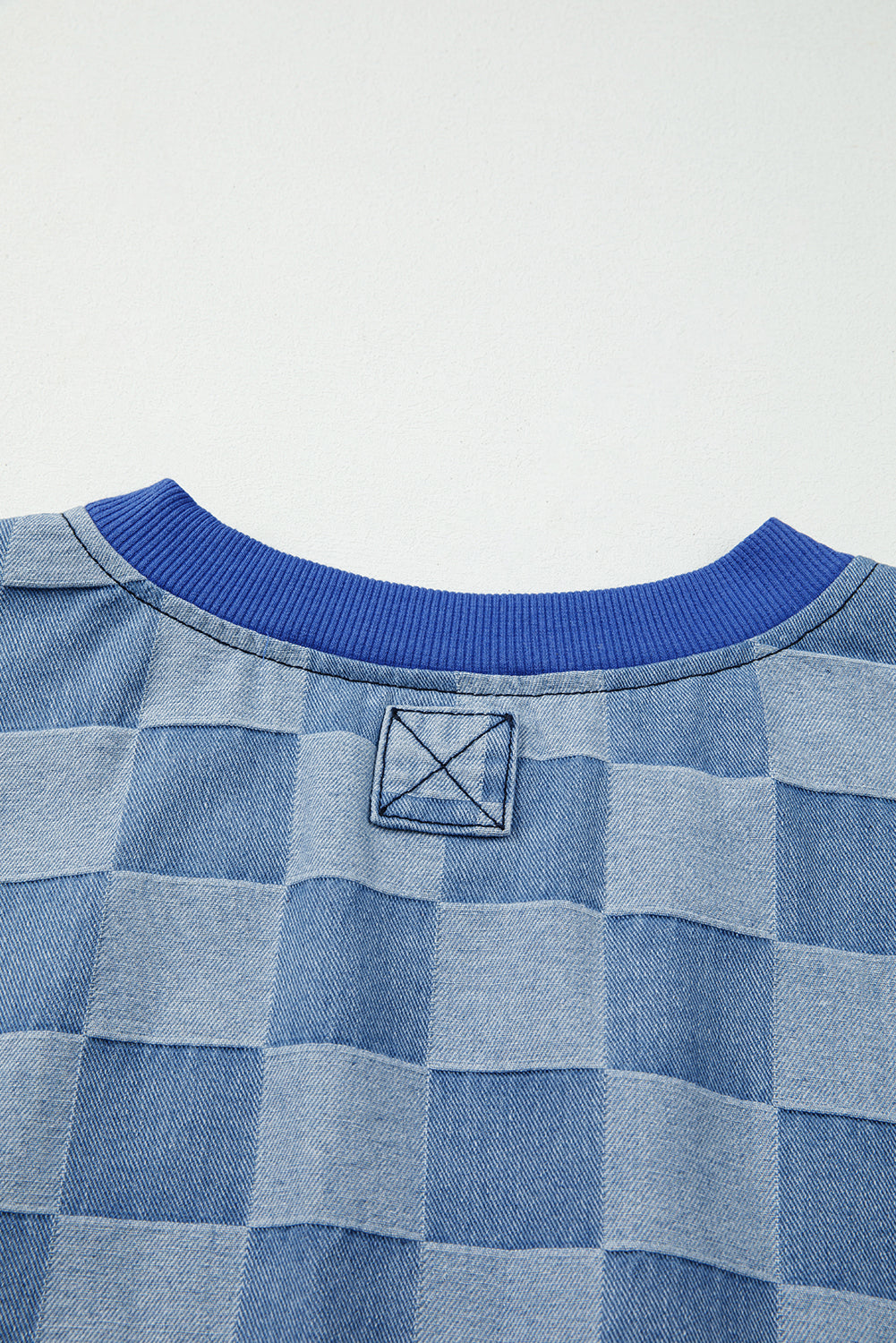 Pull oversize en denim bleu ciel à détails bruts et à motif damier