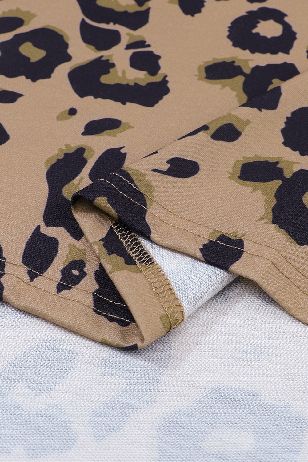 Chemise à manches longues et col en V fendu léopard marron