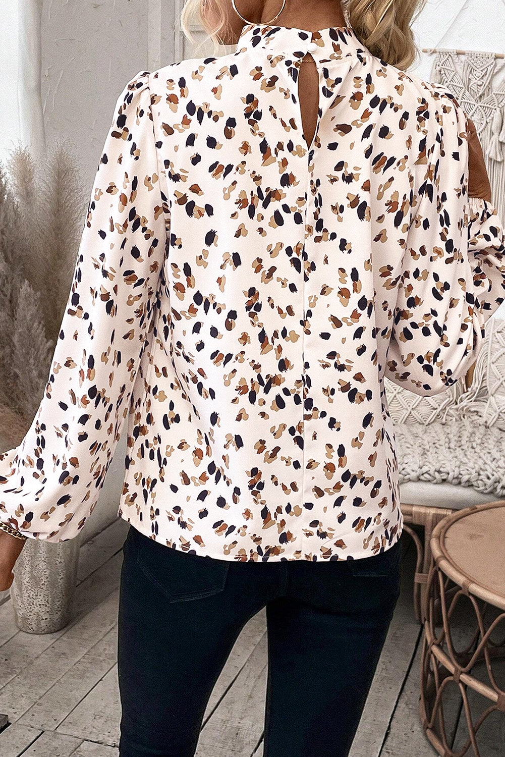 Blusa plisada con cuello alto y mangas abullonadas con estampado de leopardo negro