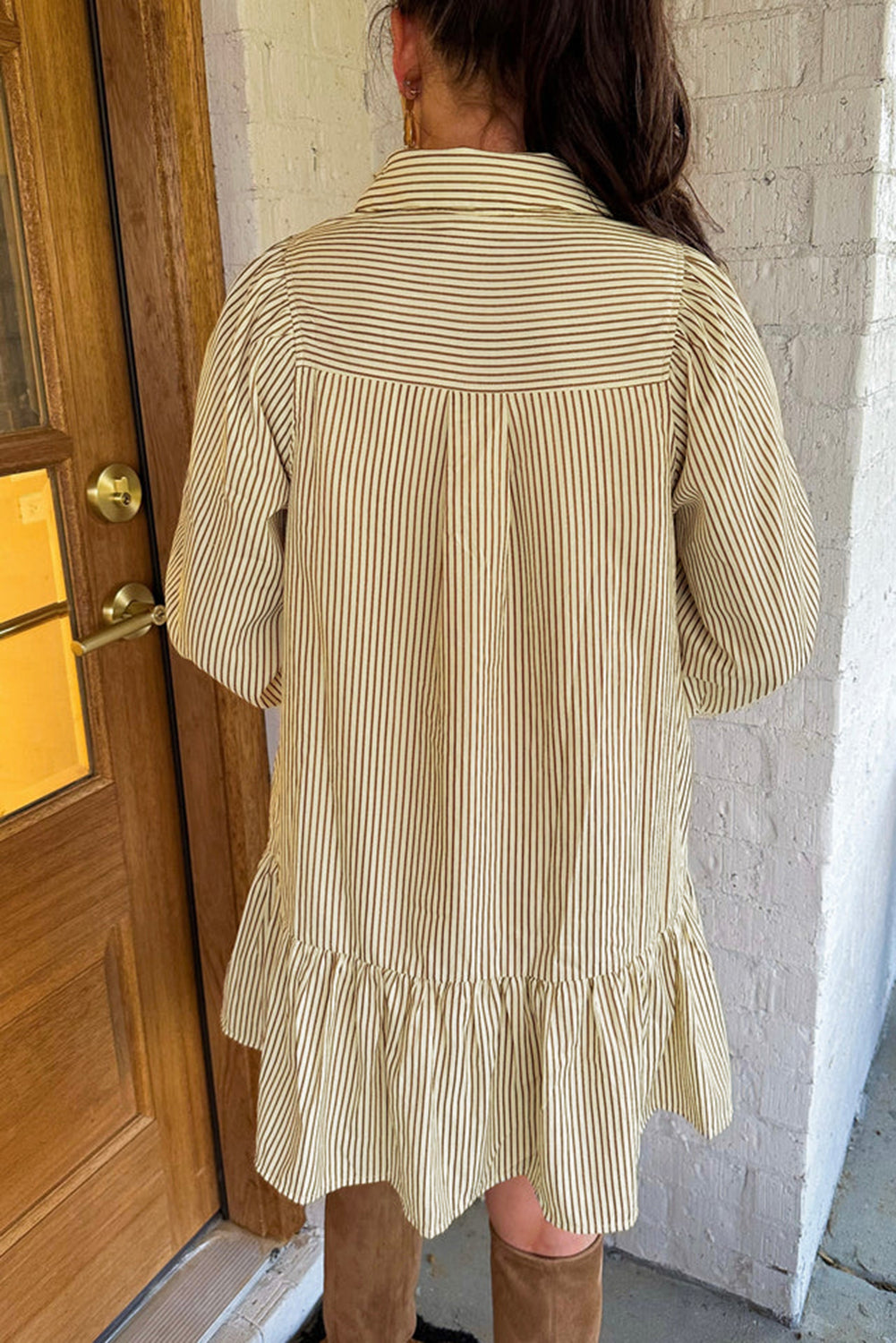 Vestido de manga larga con cuello camisero y volantes a rayas marrones