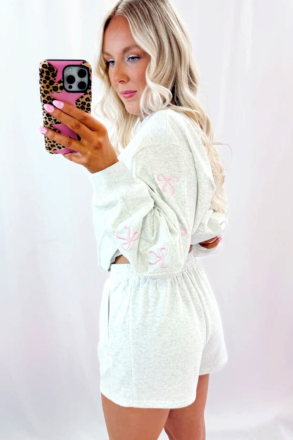 Conjunto de jersey de manga larga con bordado de lazo gris claro y pantalones cortos de cintura alta