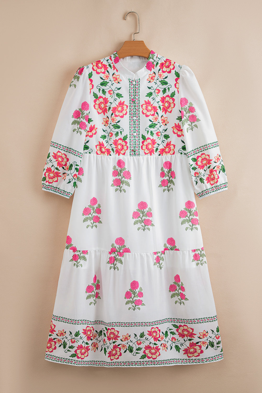 Vestido largo holgado con estampado floral blanco y capas