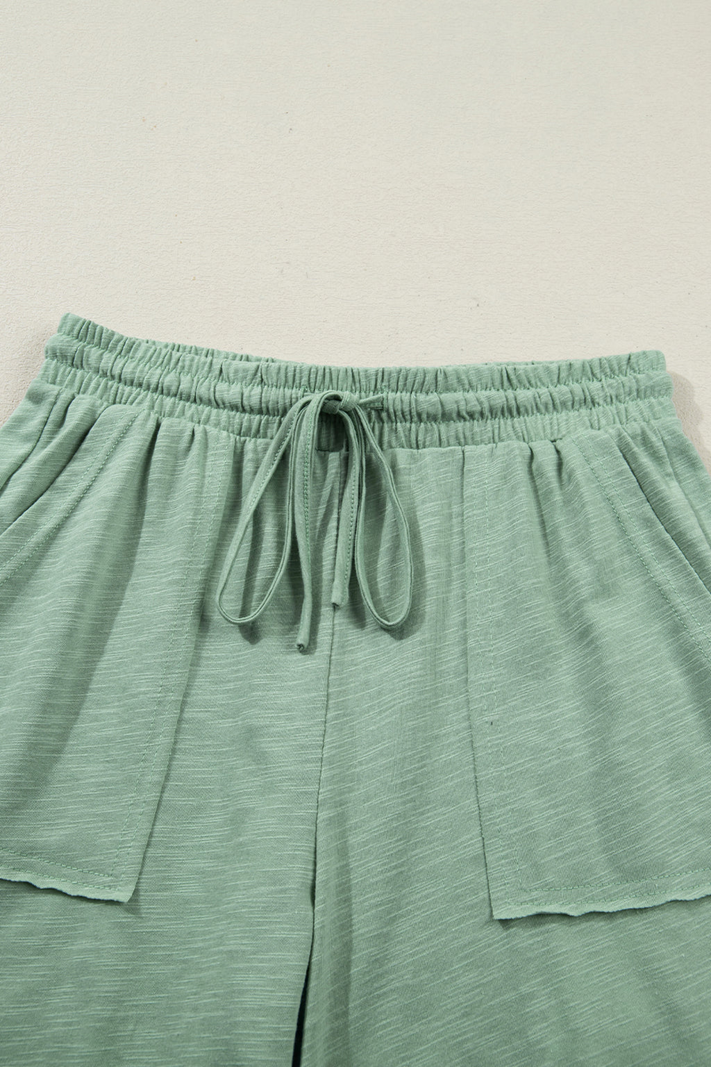 Ensemble t-shirt Canton à manches courtes et poignets retroussés, pantalon à cordon de serrage et poches plaquées à coutures apparentes