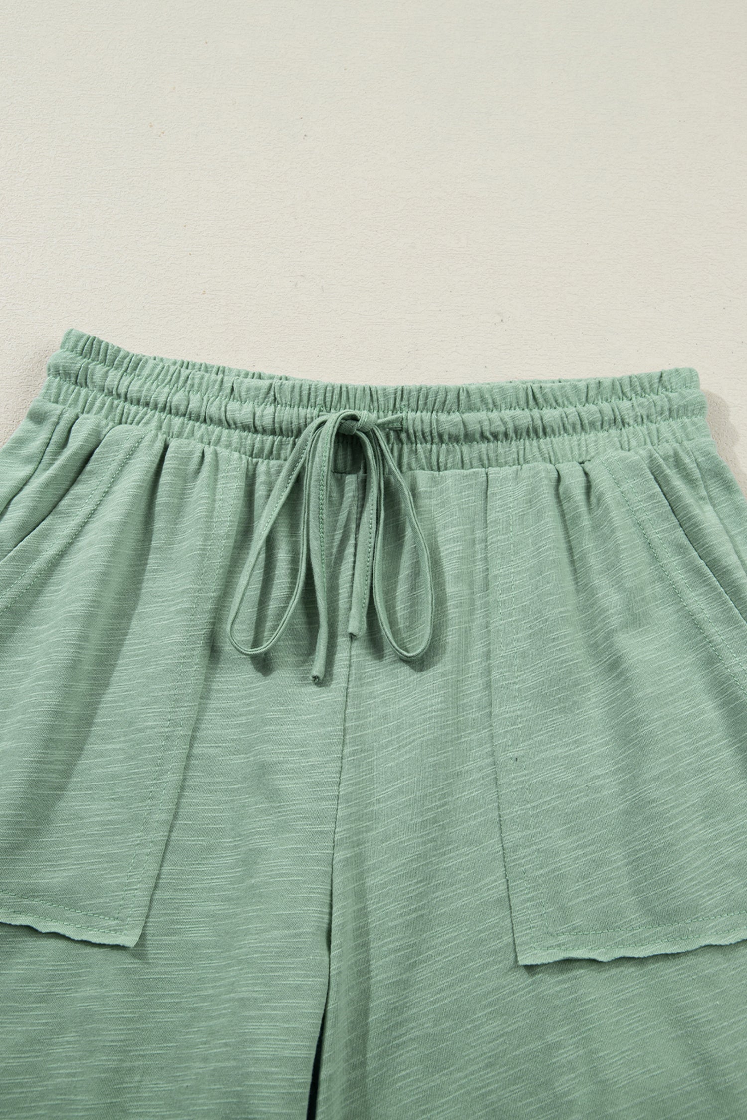 Ensemble t-shirt Canton à manches courtes et poignets retroussés, pantalon à cordon de serrage et poches plaquées à coutures apparentes