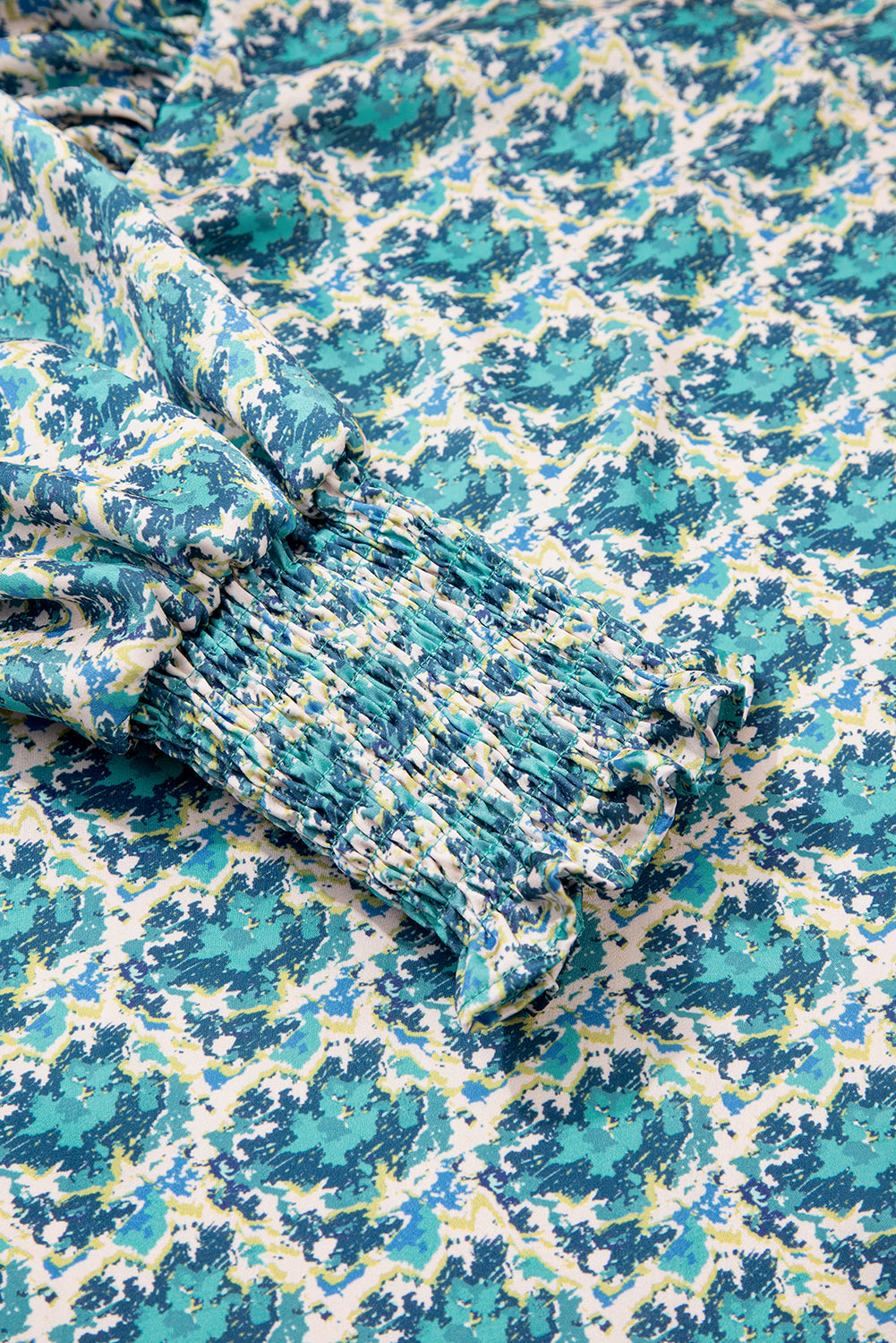 Blusa con mangas abullonadas y puños fruncidos con estampado abstracto verde