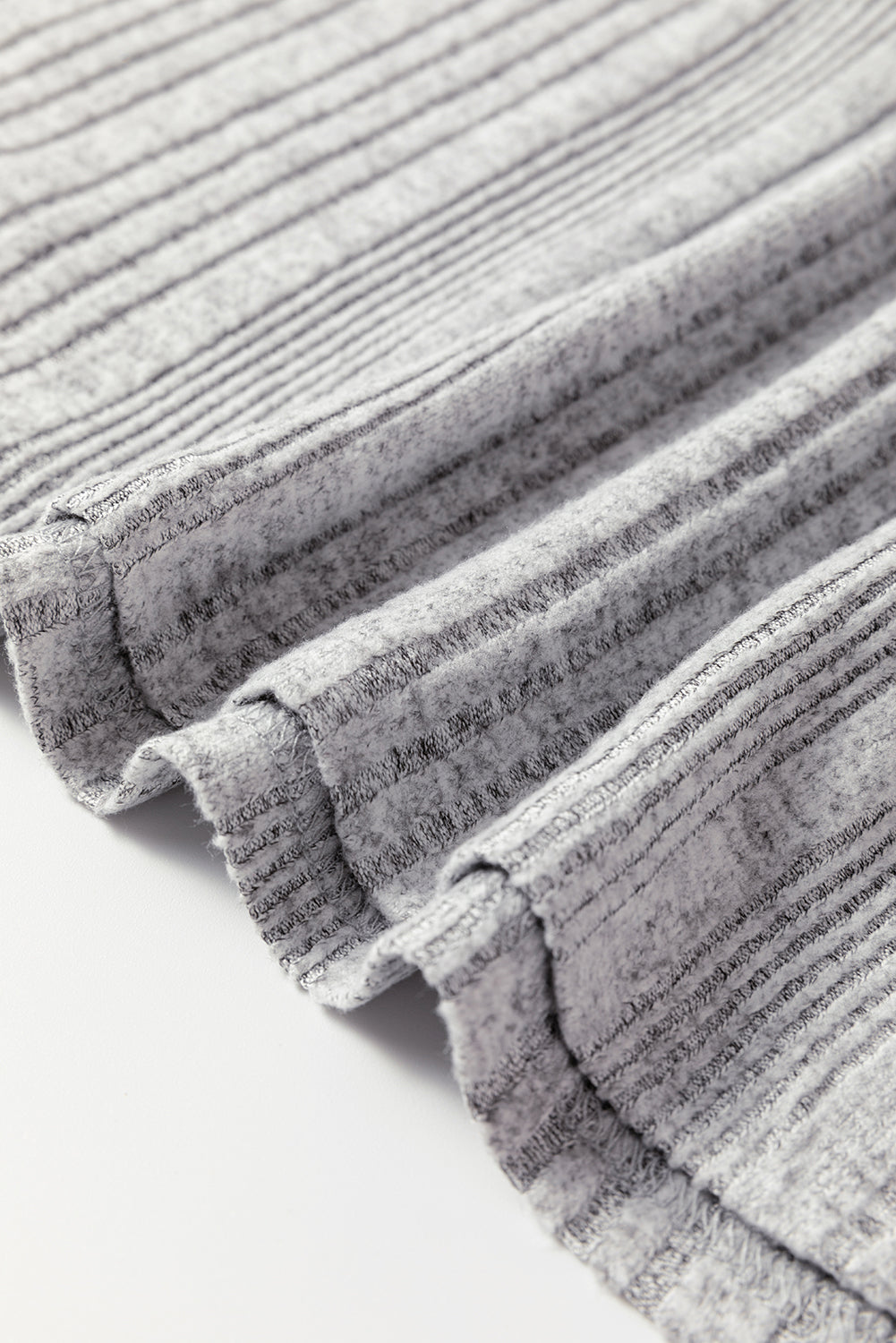 Haut à manches longues et col rond à bordure contrastée et texture côtelée grise