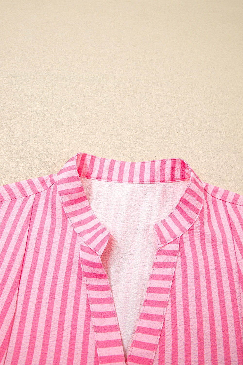 Vestido mini fluido con capas, media tapeta y mangas acampanadas a rayas rosas