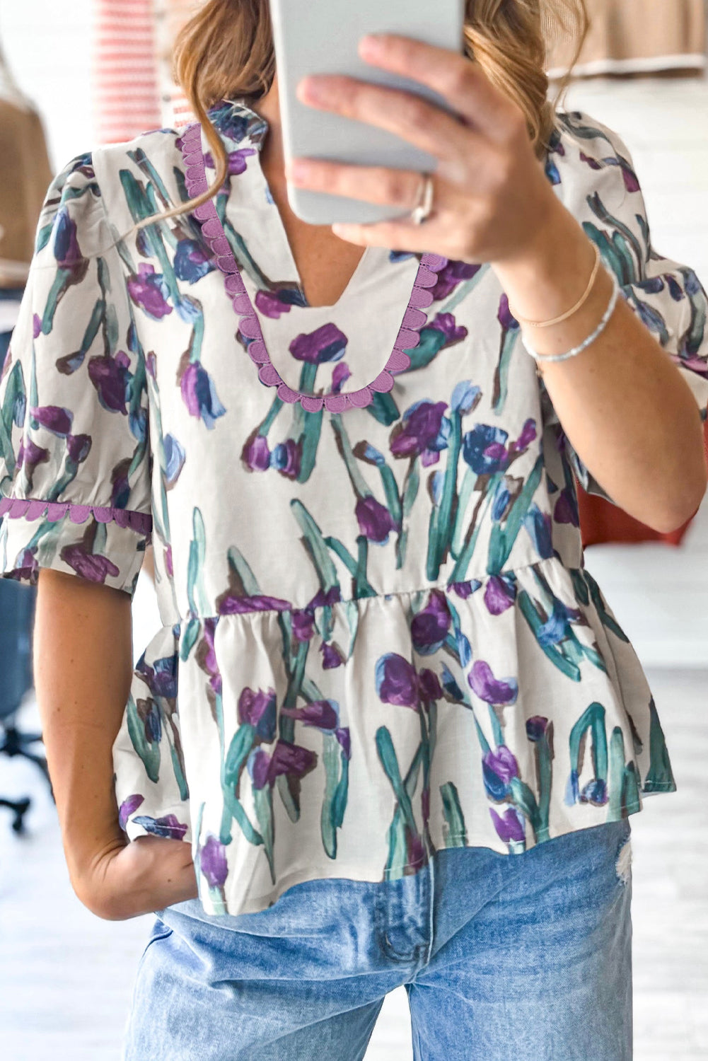 Chemisier à basque à manches bouffantes et bordure en ricrac à fleurs violettes