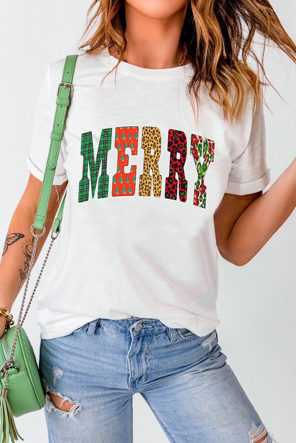 Camiseta gráfica con la letra MERRY, estampado multicolor, a cuadros de leopardo blanco