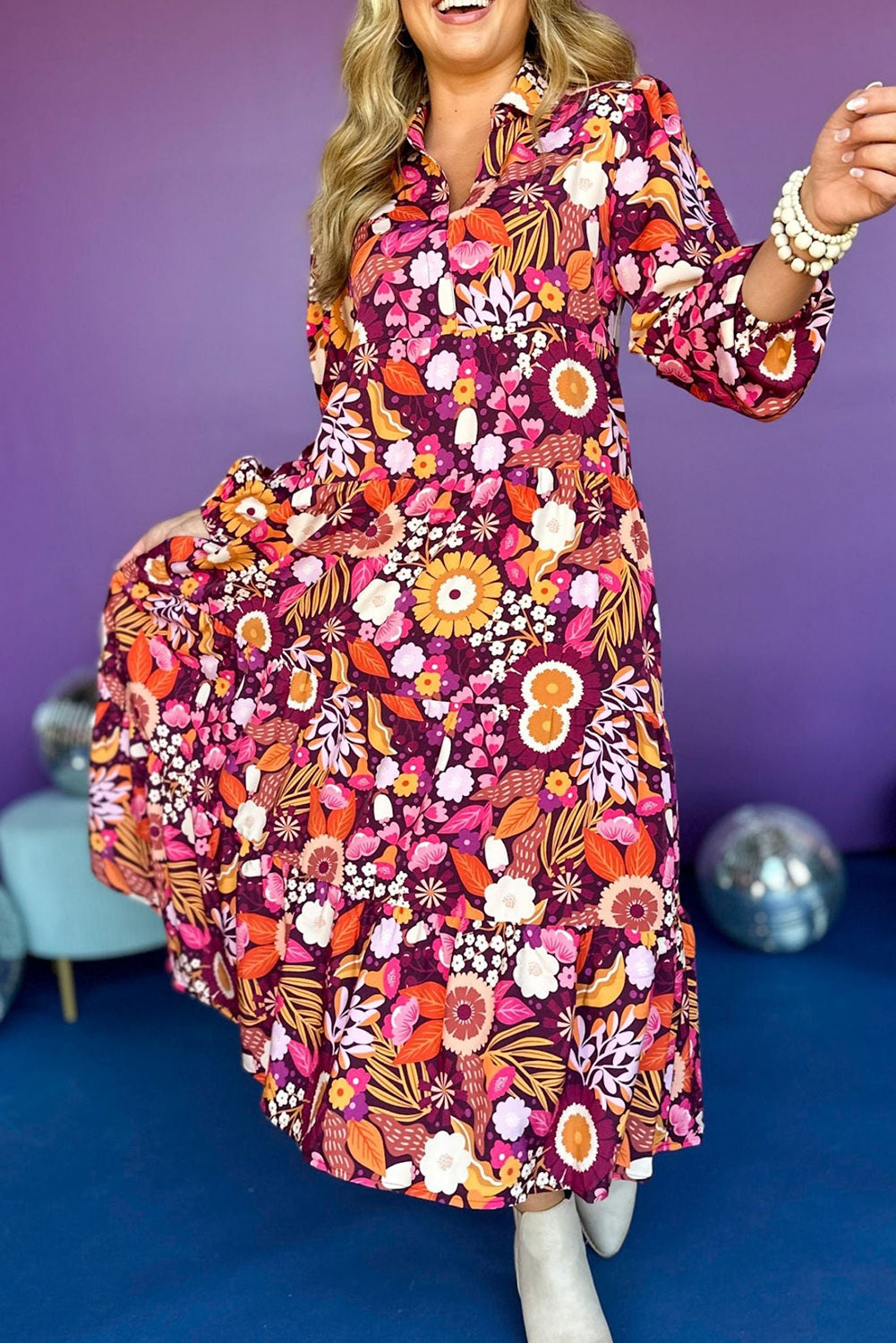 Vestido largo fluido con cuello escalonado y estampado floral morado