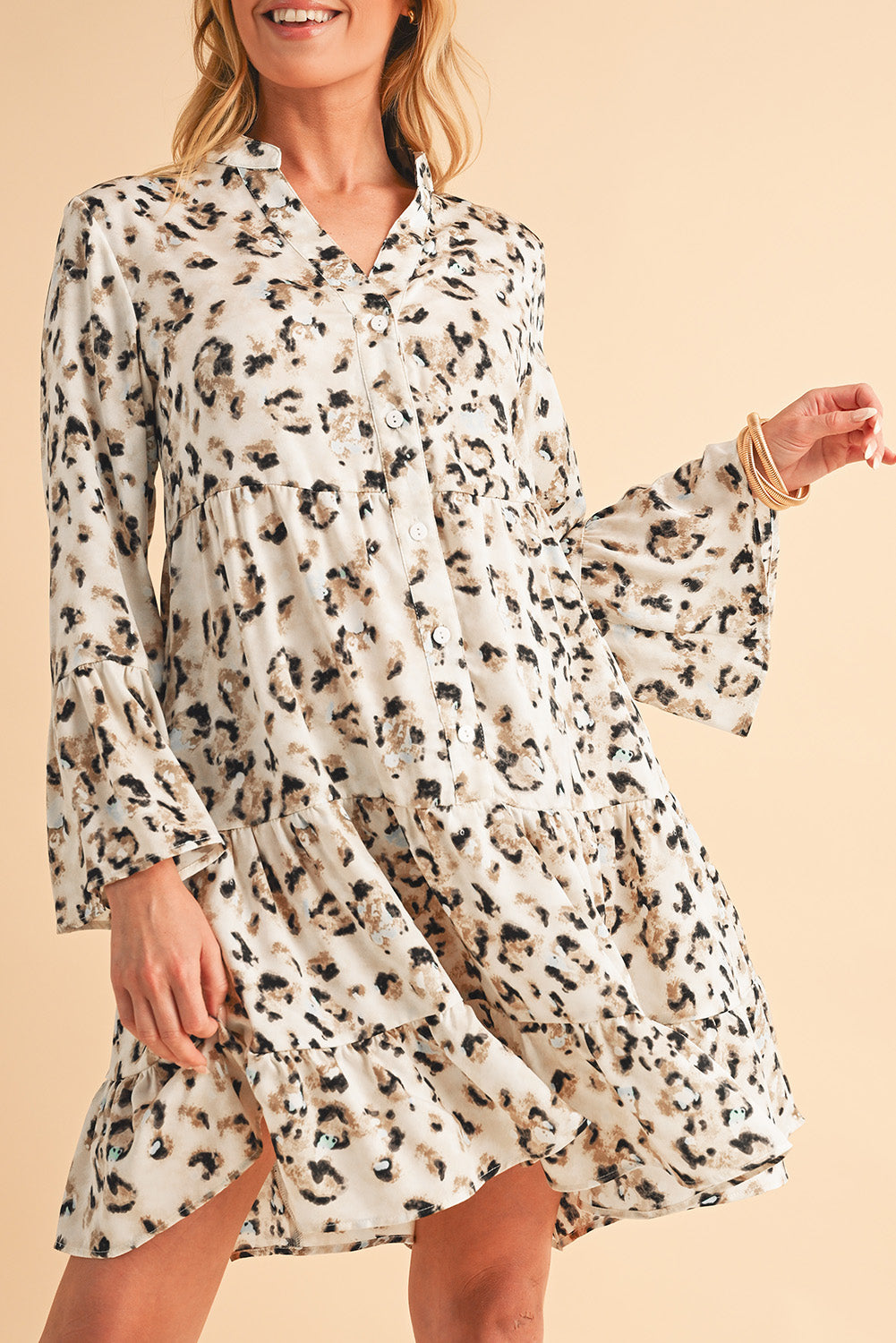 Vestido mini fluido con cuello en V, bolsillos y botones de leopardo en color caqui