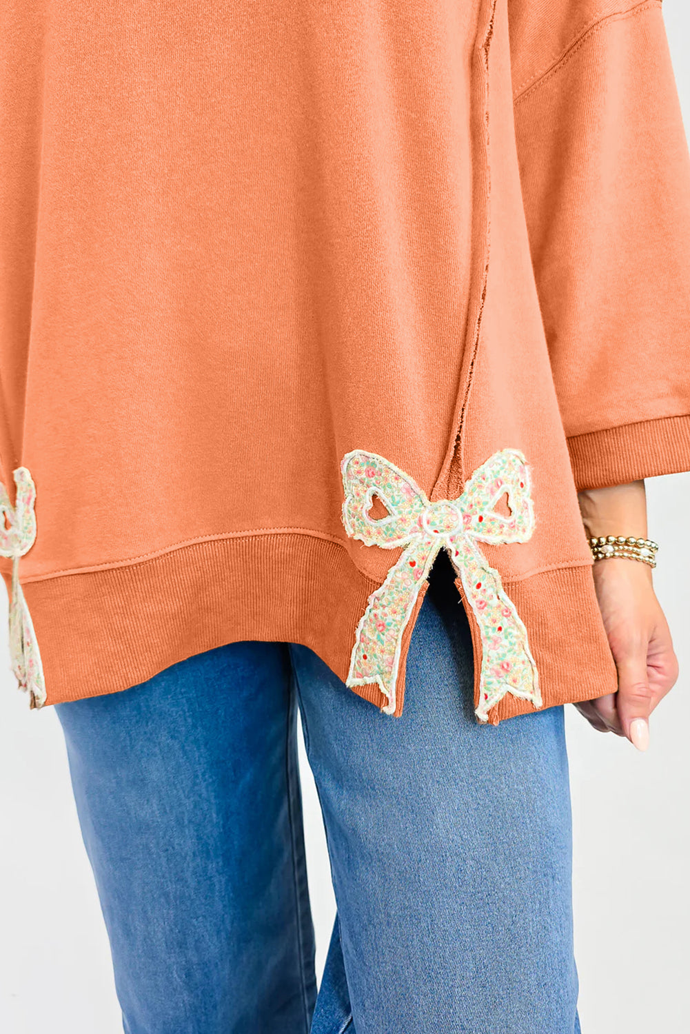 Sweat-shirt ample à motif floral pamplemousse orange et nœud papillon, coutures apparentes, patchwork et fente