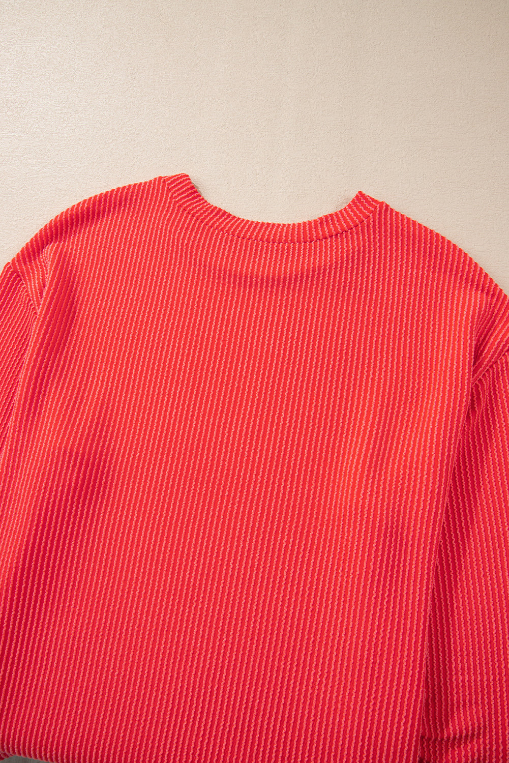 Conjunto de top de manga larga con cordón y pantalones cortos de cintura alta en color castaño