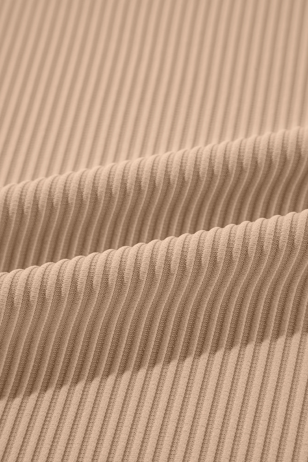 Gilet long ouvert en maille côtelée à empiècements de dentelle parchemin.