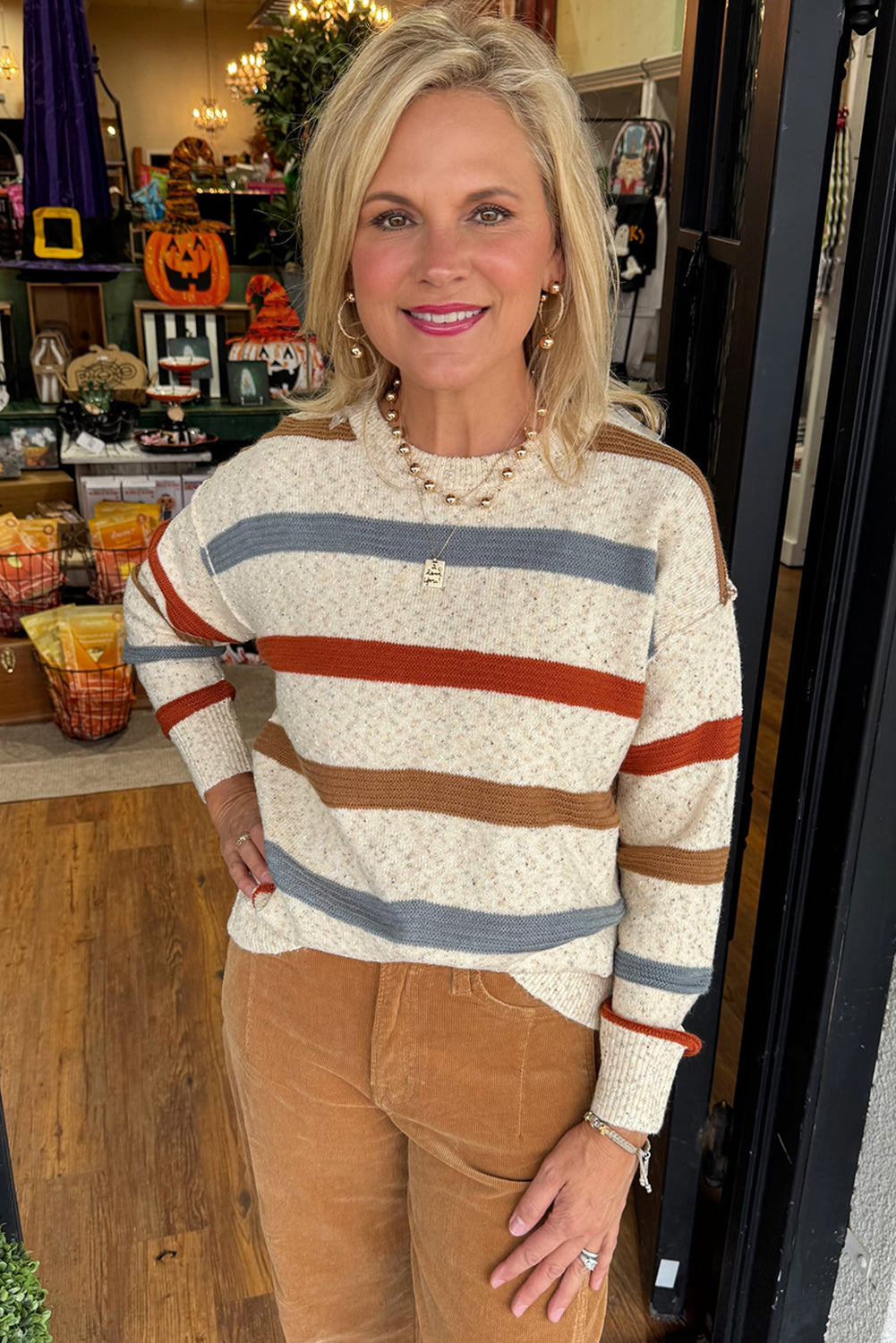 Pull en maille chinée beige à rayures, coutures apparentes et épaules tombantes