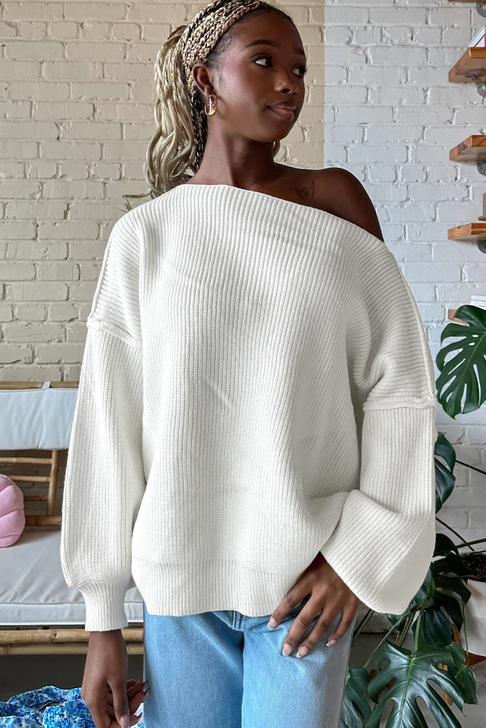 Pull blanc ample à col asymétrique et épaules tombantes