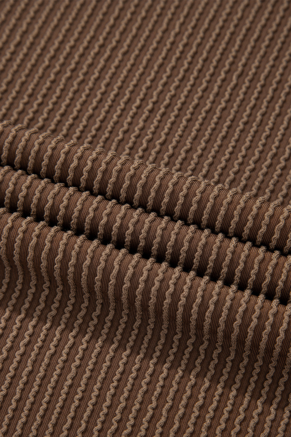 Conjunto de top de manga larga con cordón y pantalones cortos de cintura alta en color castaño