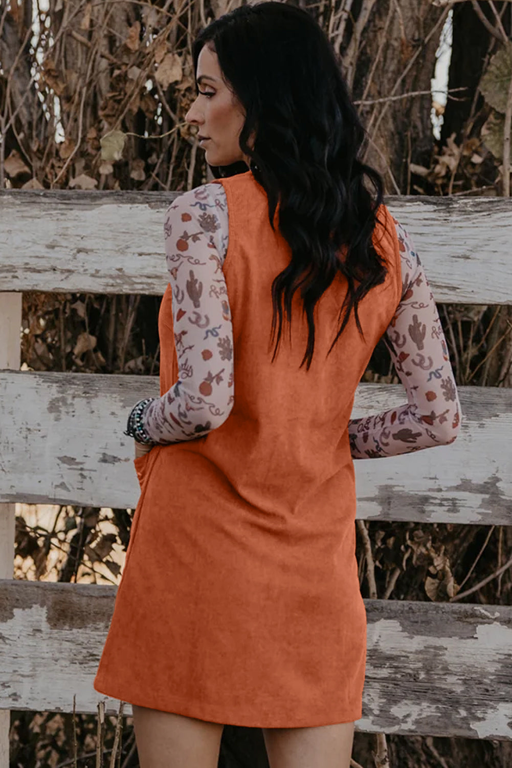 Vestido mini sin mangas con bolsillo de parche bordado de pana con llamas doradas