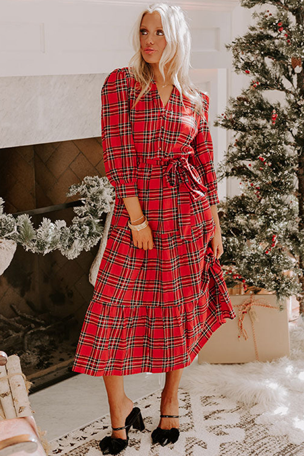 Vestido largo navideño rojo a cuadros con escote en V, cintura ajustable y bajo con volantes