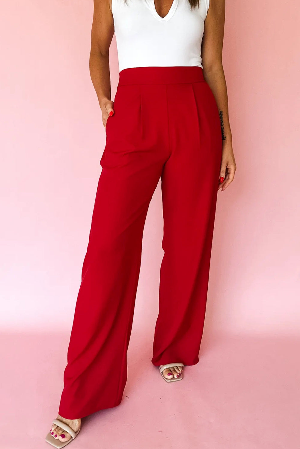 Pantalones rojos intensos con detalle plisado y cintura elástica