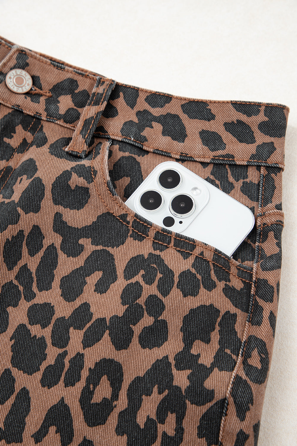 Jupe midi fendue en jean effilochée à motif léopard marron