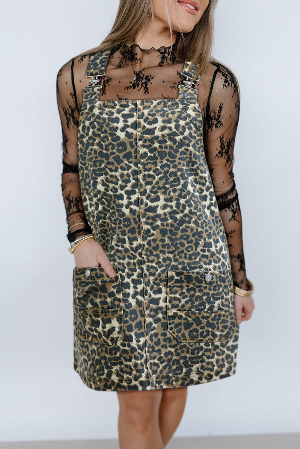 Vestido vaquero holgado con bolsillos y estampado de leopardo gris