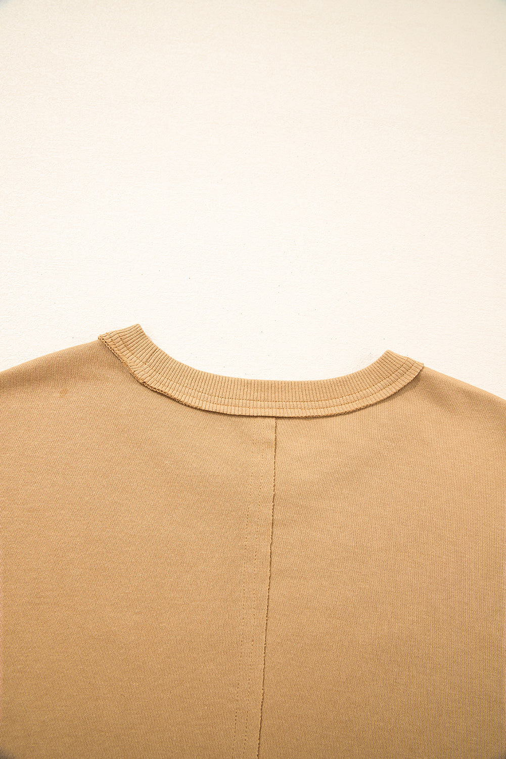 Sudadera con lavado mineral, costuras expuestas y estampado floral en forma de corazón, color amarillo paja