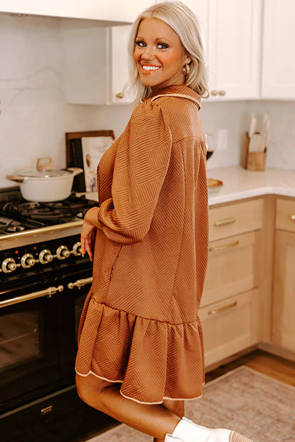 Minivestido texturizado con mangas abullonadas, cuello con cremallera y cuarto de cremallera en color dorado desierto