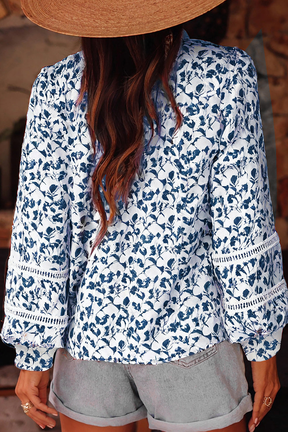 Camisa de otoño con mangas abullonadas, detalle de encaje y estampado floral azul