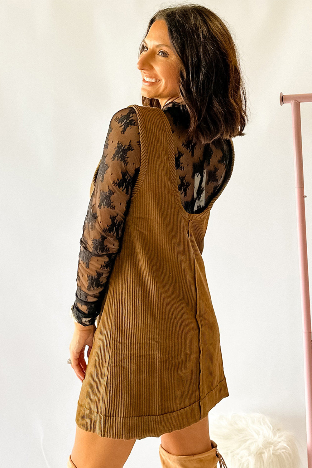 Minivestido sin mangas de pana beige con costuras expuestas