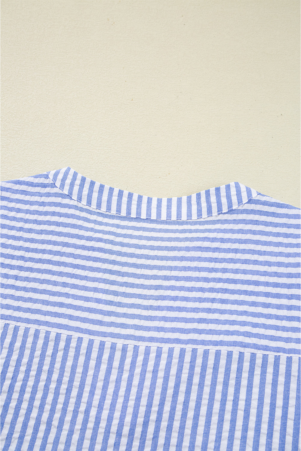 Robe courte à volants et manches à bracelet texturées à rayures bleu ciel