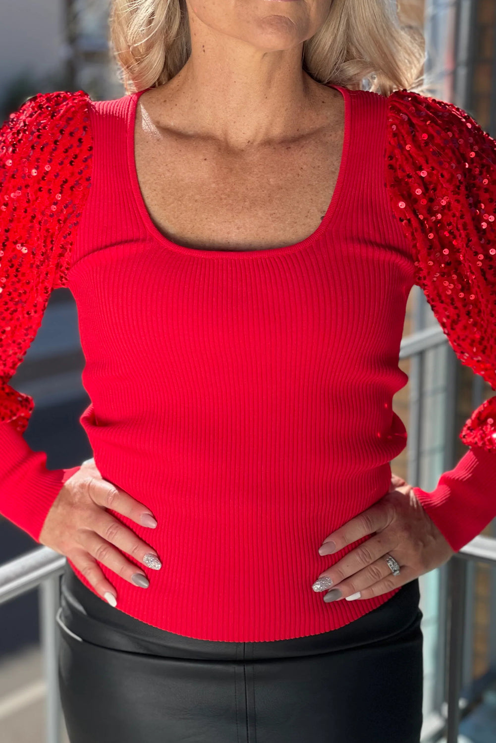 Pull de Noël rouge flamboyant à manches à sequins, patchwork, maille côtelée et col carré