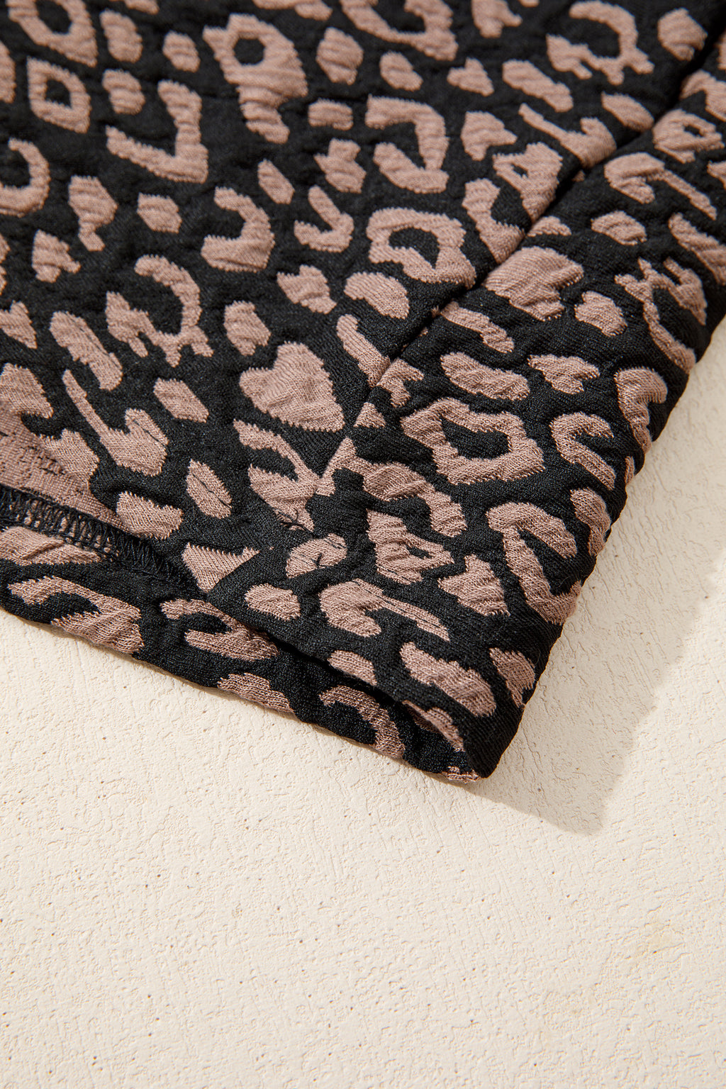 Vestido mini recto con mangas abullonadas y estampado de leopardo negro