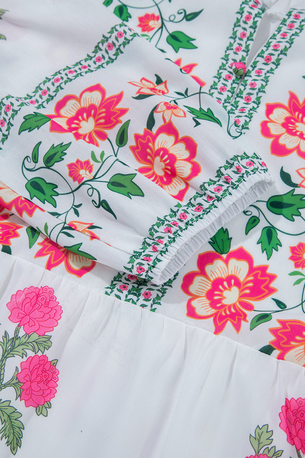 Vestido largo holgado con estampado floral blanco y capas