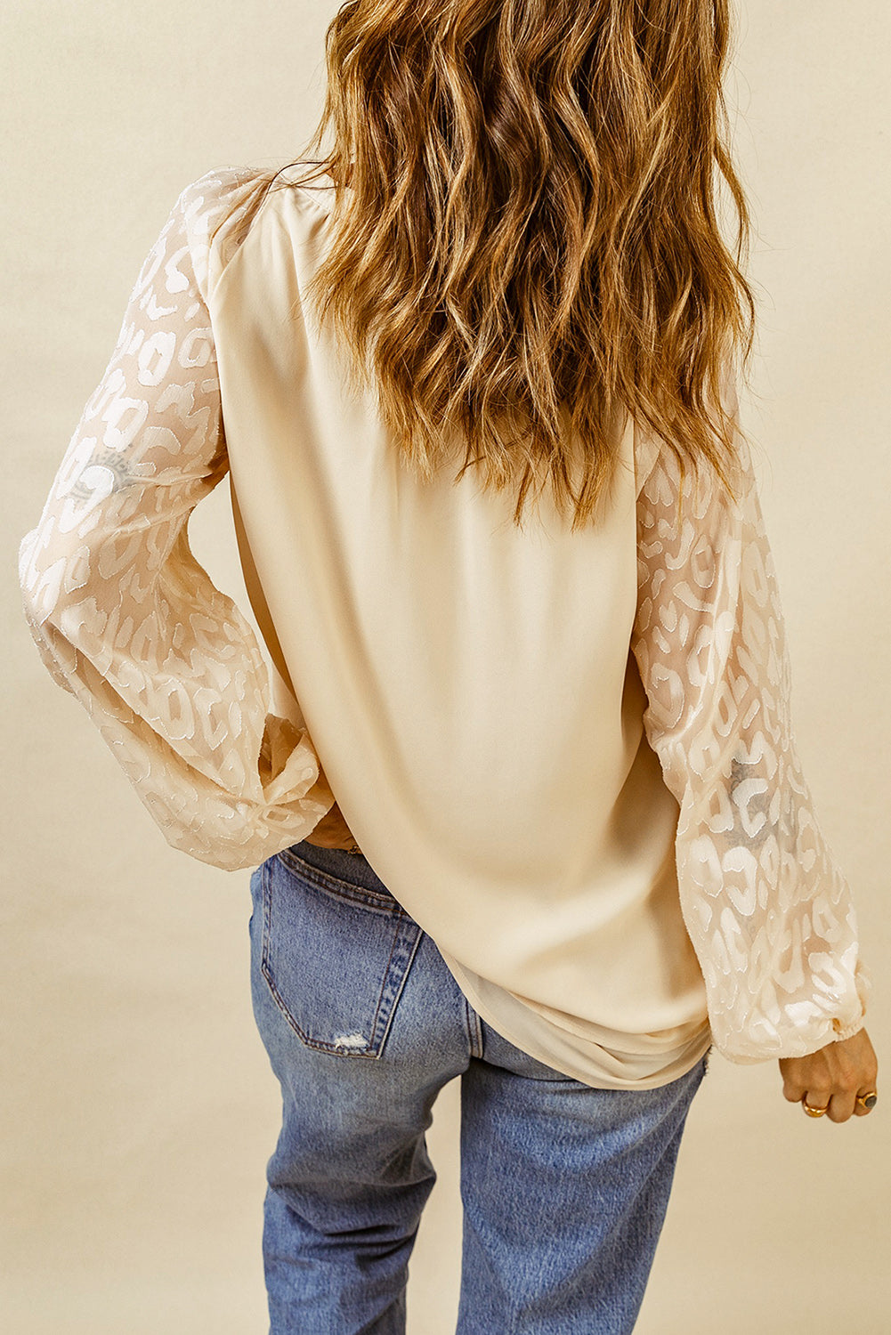 Blusa beige informal con mangas de leopardo, flecos y cuello en V