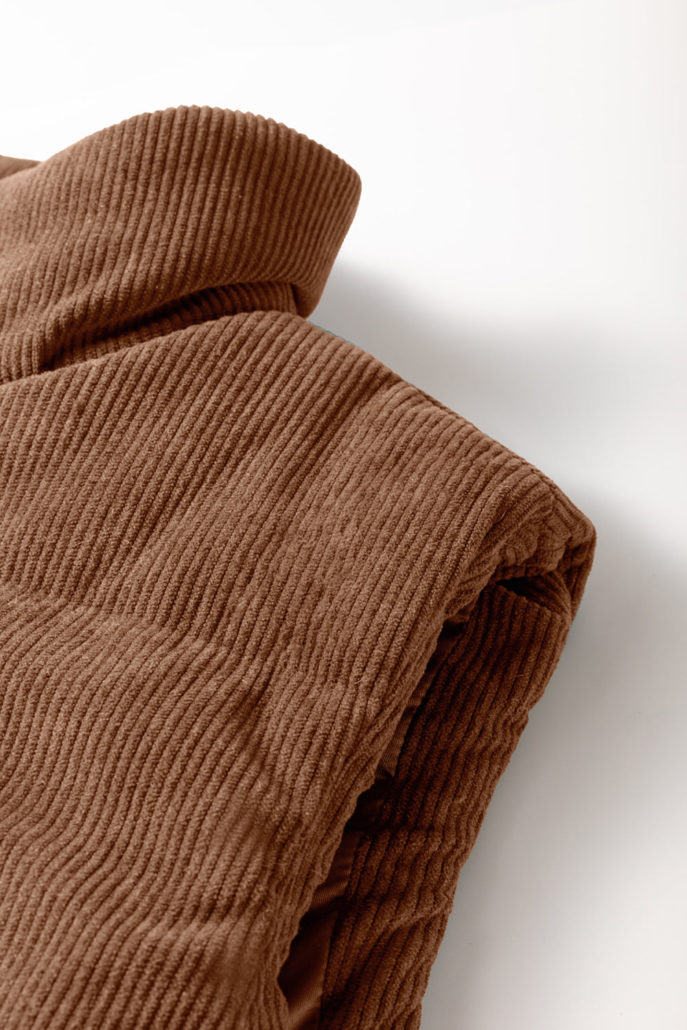 Gilet matelassé zippé en velours côtelé beige à col montant