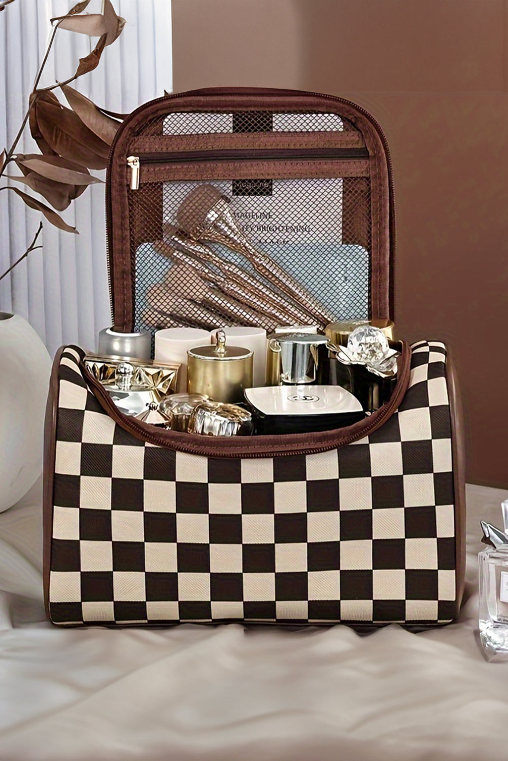 Trousse de maquillage zippée en cuir à imprimé damier noir