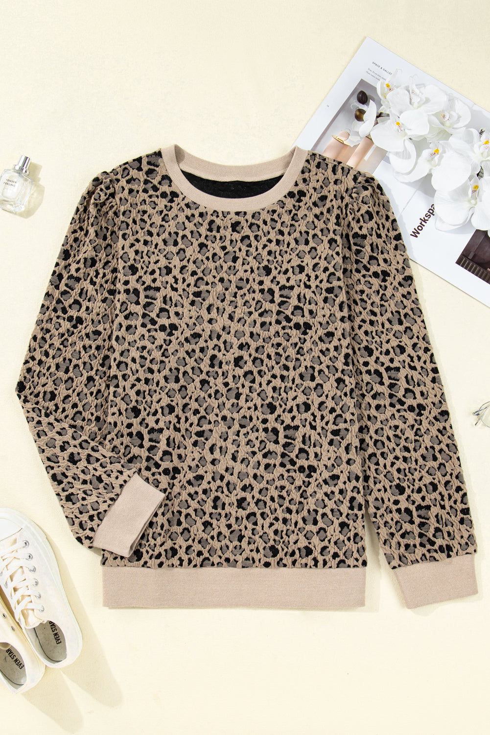 Top de manga larga con ribete acanalado y textura de leopardo en color caqui, talla grande