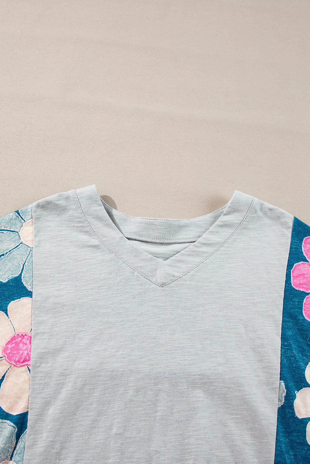 Top oversize con escote en V, mangas con brazalete y flores de patchwork rosa de los años 60