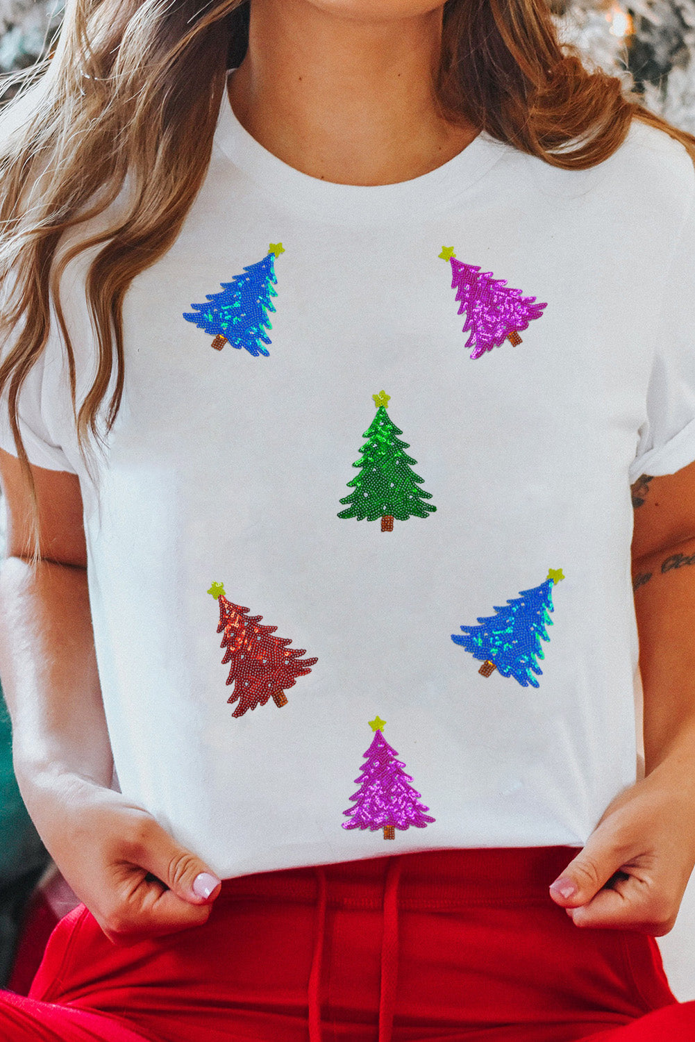 Camiseta navideña con estampado de árbol de Navidad blanco brillante y mangas con puños