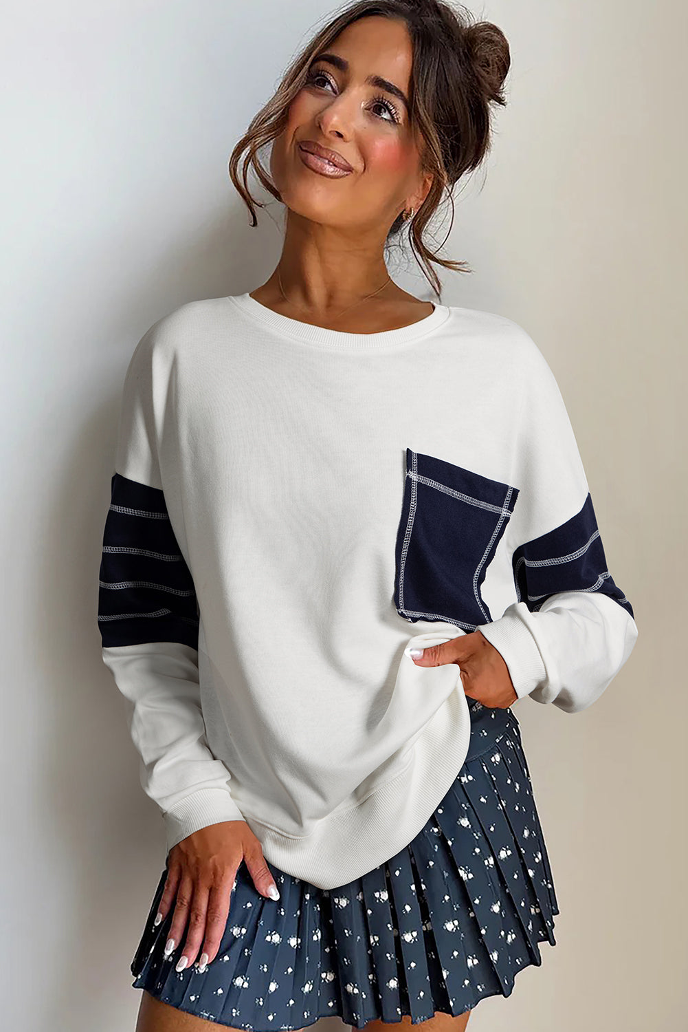 Sweat-shirt col rond côtelé patchwork en denim blanc