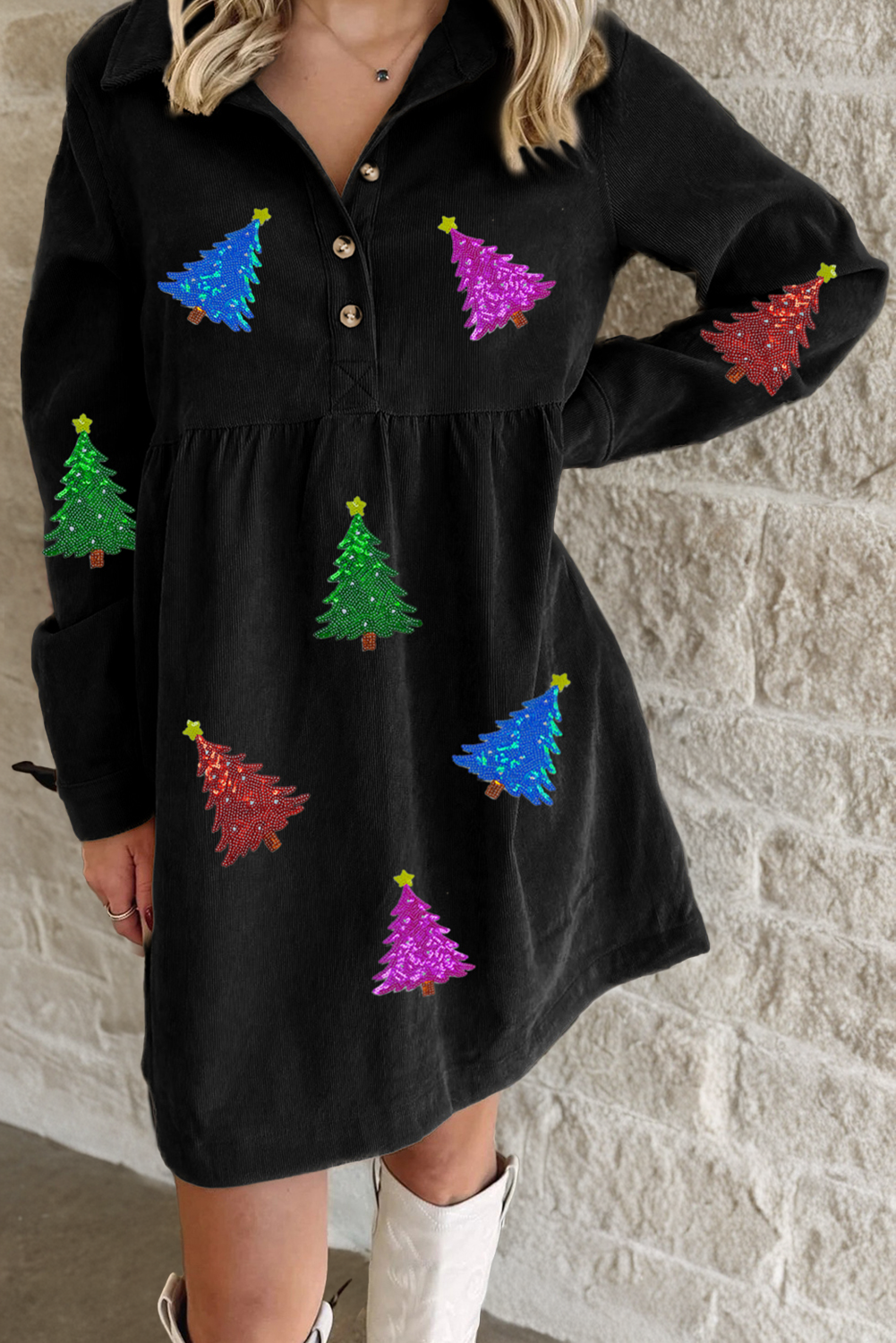 Vestido negro brillante de manga larga con estampado de árbol de Navidad, botones hasta la mitad y diseño de parches.