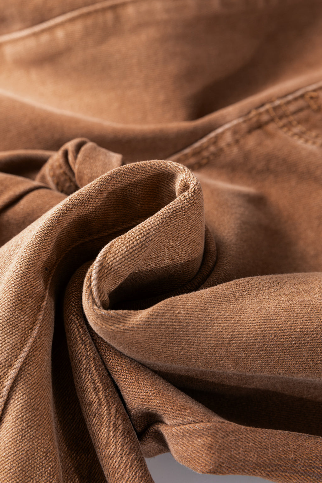 Jean évasé taille haute couleur café, braguette boutonnée, ourlet brut.