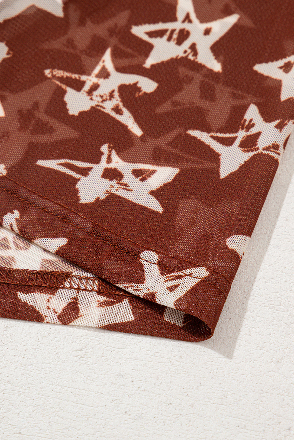 Top ajustado con cuello alto y estampado de estrellas rojas